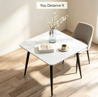 Table à manger carrée minimaliste italienne réglable en pierre frittée, plateau texturé blanc, pieds en métal noir pour usage domestique