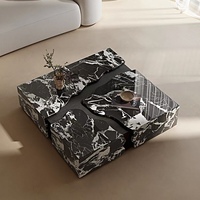 Ensemble de tables basses modulaires en marbre et bois, plateau en pierre blanche, base en chêne noir, style contemporain pour villa, hôtel, salon