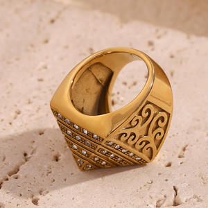 Hoogwaardige op maat gemaakte gepersonaliseerde heren hiphop ringen met piramideontwerp, geïnspireerd op wijnranken, zirkoon, 18k verguld roestvrij staal - Product Image 6