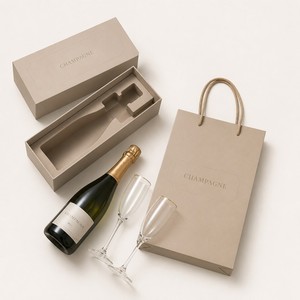 Boîte cadeau champagne personnalisée au toucher doux, finition velours sable chaud, boîte rigide en deux parties avec typographie en relief, emballage 750 ml - Product Image 4