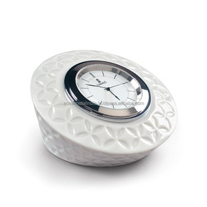 นาฬิกาโต๊ะกลมทำจากโลหะเคลือบสีขาวสมบูรณ์แบบสำหรับการตกแต่งโต๊ะที่มีสไตล์และการตกแต่งบ้านที่หรูหรา - Product Image 1