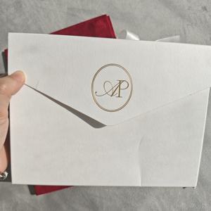 Invitaciones <span class=keywords><strong>de</strong></span> Boda <span class=keywords><strong>de</strong></span> Lujo con Cubierta <span class=keywords><strong>de</strong></span> Terciopelo y Nombres en Dorado con Lámina Plateada Borgoña, con Tarjetas <span class=keywords><strong>de</strong></span> RSVP - Product Image 6