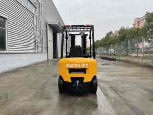 Chariot élévateur diesel EverLIFT, capacité de <span class=keywords><strong>3</strong></span> tonnes, mât à <span class=keywords><strong>3</strong></span> étages, utilisation intensive pour la construction, type de transmission <span class=keywords><strong>4</strong></span> roues motrices, manutention de palettes - Product Image 2