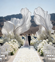Installation artistique de mariage personnalisée : toile de fond moderne en cercle incurvé avec organza de soie blanc pour la décoration de scène d'événements et de fêtes