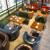 Ensemble de mobilier vintage simple pour restaurant : canapé, table et chaises pour bar, barbecue, taverne, café au lait
