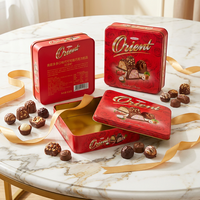 Boîte en fer blanc carrée personnalisée avec motif rose pour emballage cadeau, présentation en boutique de chocolats de luxe et cadeaux de fête
