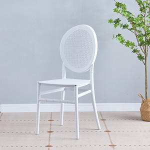 Silla de comedor blanca moderna con respaldo de bambú, plástico PP apilable para césped al aire libre, banquete, boda, taburete perfecto para el hogar - Product Image 2
