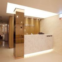 Comptoirs de réception personnalisés en surface solide pour hôtel, salon de beauté, bureau, avec éclairage LED