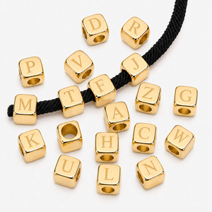 Dijes de letras en forma de cubo con orificio de 6mm, chapados en oro y plata PVD, con letras del <span class=keywords><strong>alfabeto</strong></span> inglés, para joyería DIY y colgantes - Product Image 1
