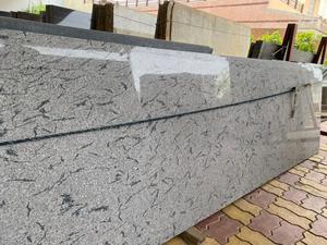 Plan de travail et revêtement de sol en granit blanc français poli, design moderne, grande dalle, 100% naturel, personnalisable par OEM - Product Image 2