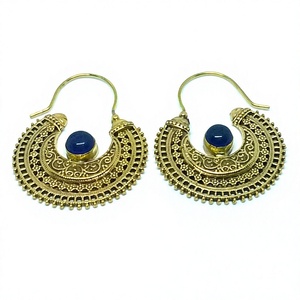 Boucles d'oreilles créoles ethniques bohèmes fantaisie en laiton doré et lapis-lazuli, faites à la main, pour femme, cadeau de fiançailles, de fête ou de mariage - Product Image 4