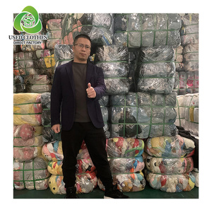 แจ็กเก็ตพิมพ์ลายพัฟมีฮู้ดโอเวอร์ไซส์มีฮู้ดสำหรับผู้หญิงเสื้อผ้ามือสองเป็นจำนวนมาก - Product Image 1