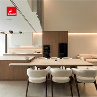 Armoire de cuisine Alland minimaliste moderne en chêne et noyer avec portes à panneaux laqués mats et accessoires pour salle à manger ouverte