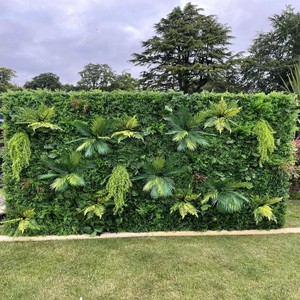 Panneau de feuillage artificiel en buis résistant aux UV pour mur végétal, idéal pour les projets de décoration extérieure de jardins et mariages - Product Image 1