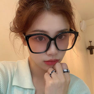 Lunettes de soleil carrées coréennes unisexes, verres PC UV400, monture grise, rivets irréguliers à pois, protection solaire tendance pour usage extérieur - Product Image 2