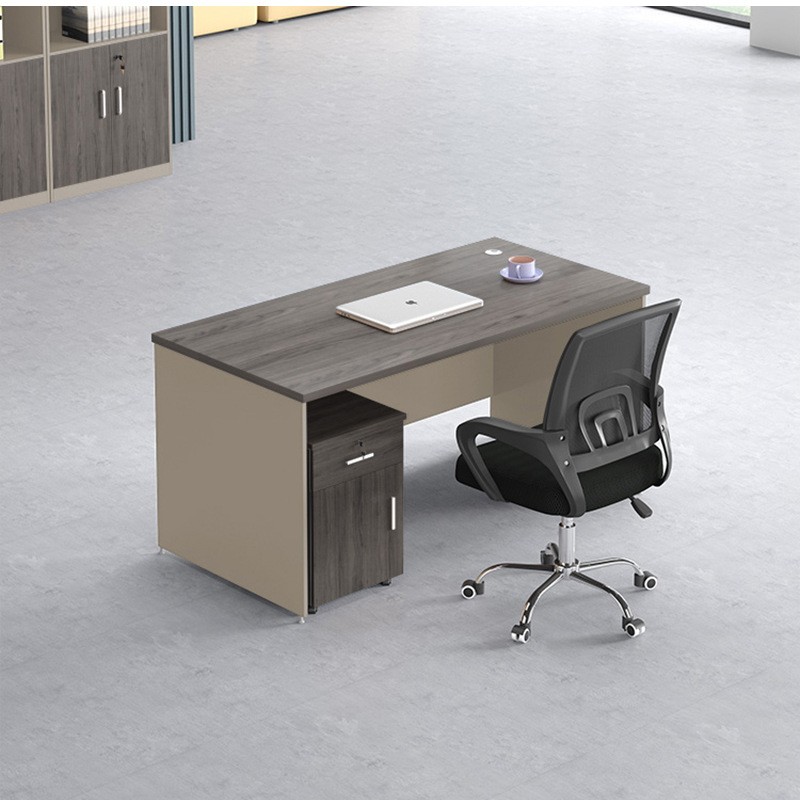 Tavolo con struttura vuota con armadio e sedia