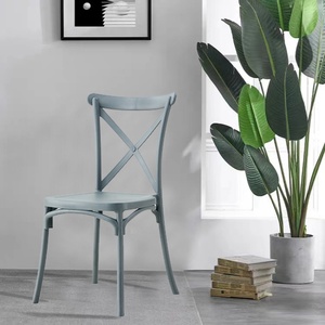 Sedia da Banchetto in Plastica Impilabile Bianca e Oro di Lusso per Eventi, Feste, Ricevimenti e Ristoranti - Product Image 2