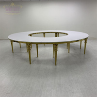 Table à manger moderne en forme de serpent avec cadre en acier inoxydable doré et plateau en MDF blanc, multifonctionnelle pour hôtel et usage domestique