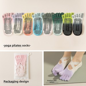 Chaussettes de yoga antidérapantes à cinq doigts camouflage pour Pilates et fitness en salle, en coton, élasthanne et polyester - Product Image 4