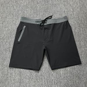 กางเกงขาสั้นออกกำลังกายผู้ชายมีสไตล์ มีกระเป๋าซิป แห้งเร็ว สำหรับการฝึกซ้อมเพาะกาย - Product Image 1