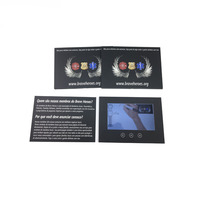 Carte de brochure vidéo attrayante de 7.0 pouces avec carte de voeux vidéo numérique LCD de conception personnalisée pour l'invitation de cadeau et le mariage