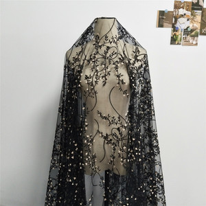 Tissu en tulle brodé de dentelle florale noire élégante avec de petites fleurs pour la confection de robes et la décoration intérieure - Product Image 1