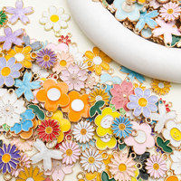 50pcs Assortiment Or Émail Fleur Charmes Printemps Été Floral Thème Charmes pour DIY Collier Bracelet Boucles D'oreilles Fournitures Cadeaux