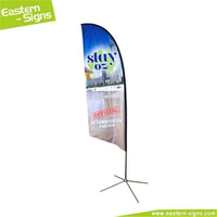 Banderoles publicitaires rectangulaires et drapeaux de plage en forme de goutte d'eau pour la promotion extérieure de la limonade, idéales pour les magasins de boissons et les événements
