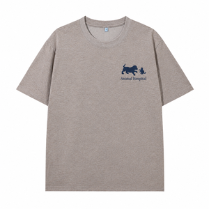 T-shirt personnalisé brodé pour hôpital vétérinaire avec silhouette <span class=keywords><strong>de</strong></span> chien ou <span class=keywords><strong>de</strong></span> chat et logo d'équipe pour le personnel vétérinaire, idéal comme tenue ou cadeau - Product Image 2