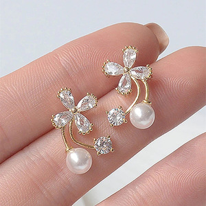Orecchini a Perno con Fiore Delicato per Donne, Eleganti Accessori per Orecchie da Indossare Quotidianamente, per Outfit Casual e Regalo - Product Image 1