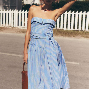 เดรสผู้หญิงแบบไม่มีสายคล้องไหล่ ลายทาง ความยาวปานกลาง ผ้าฝ้าย เอวสูง ทรงเอไลน์ พร้อมโบว์ผูกสไตล์ฝรั่งเศส แบบไม่มีแขน - Product Image 1