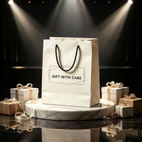 Sac cadeau en papier kraft avec logo personnalisé, poignée en corde de coton, recyclable, imperméable, durable, style luxueux pour l'emballage de cadeaux de vacances