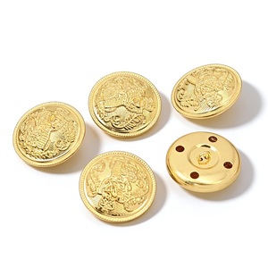 Boutons ronds en métal doré avec logo en relief et motif diamant pour costume de smoking classique, veste et blazer - Product Image 6