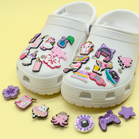 Breloques de chaussures en PVC 2D en gros, personnalisées, roses, violettes, motifs de dessins animés, fleurs, animaux, jeux