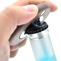 Ouvre-bouteille de bière en noyer noir blanc personnalisé personnalisé sous-verre ouvre-bouteille magnétique de réfrigérateur en bois de forme ronde