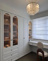 Système de rangement encastré sur mesure pour chambre à coucher : Vitrine en verre, étagères ouvertes, intégration bureau-fenêtre