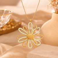Collier pendentif fleur marguerite en acier inoxydable plaqué or 18 carats pour femme, breloque émaillée creuse, étanche, hypoallergénique, cadeau bijou