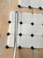 Surface polie de tuile de mosaïque de marbre naturel mélangée par blanc et noir de conception moderne pour la décoration intérieure de villa