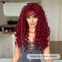 Peluca de Cabello Sintético Largo y Rizado Rojo Brillante de 22 Pulgadas con Flequillo, Fibra Resistente al Calor, Aspecto Natural Mate