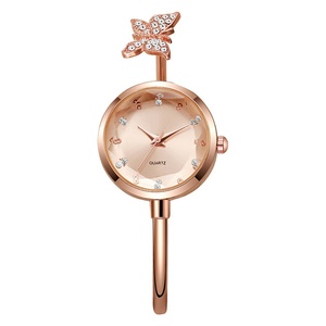 Reloj de cuarzo para mujer con brazalete de mariposa, esfera de cristal, tono plateado - Product Image 4