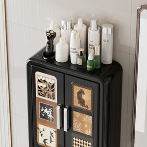 Armoire de rangement murale pour salle de bain avec panneaux décoratifs et crochets pour l'organisation des articles de toilette - Product Image 4