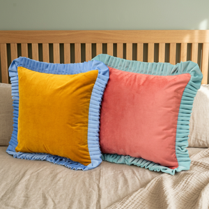 Housse de coussin carrée en velours doux de luxe avec bord festonné, personnalisable pour la maison et l'hôtellerie - Product Image 1