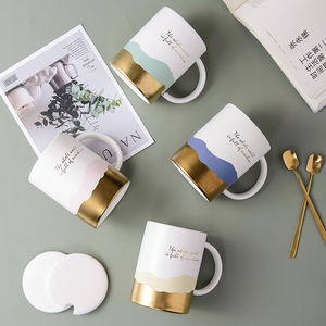 Tasses en porcelaine de haute qualité à motif vague d'eau de mer dorée 400 ml 13 oz, tasses à thé de luxe, mugs amusants, mug en céramique avec couvercle et cuillère - Product Image 1