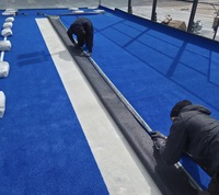 Gazon synthétique, gazon artificiel, herbe artificielle pour terrain de padel sur béton autour des piscines, terrain de tennis