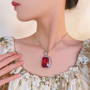 Collier pendentif en cuivre écologique anti-ternissement de haute qualité avec zircone cubique rouge taille coussin 20*28mm pour femme - Product Image 5