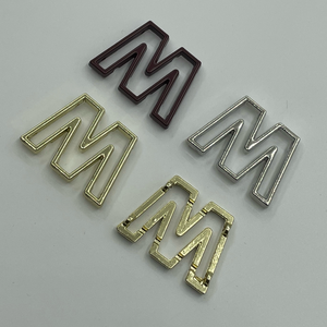 Étiquette <span class=keywords><strong>m</strong></span>étallique personnalisable en gros, écologique, plaquée brillante, à double ligne, <span class=keywords><strong>lettre</strong></span> <span class=keywords><strong>M</strong></span> creuse, pour la décoration de sweats à capuche, chapeaux et sacs de marque - Product Image 3