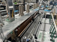 Machine de fabrication de sacs en plastique noir avec correction Machine de fabrication de sacs de transport en plastique Machine de fabrication de sacs en plastique nylon