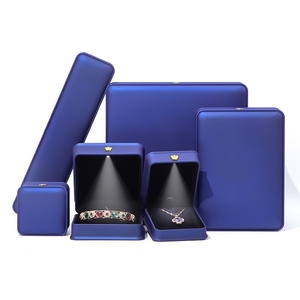 صناديق مجوهرات فاخرة بالجملة مصنوعة من الجلد الصناعي بتصميم التاج الملكي مع إضاءة LED للقلادات والأقراط والخواتم والأساور - Product Image 6