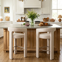 Tabouret de bar sculptural FERLY au design biophilique avec dossier en T, en tissu crème architectural, pour cuisine haut de gamme