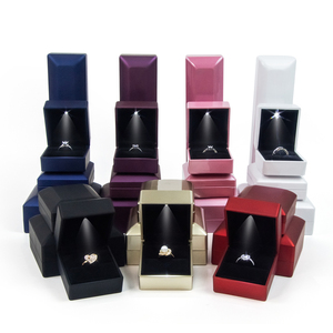 กล่องใส่เครื่องประดับแบบมีไฟ LED สำหรับสร้อยคอ แหวน จี้ หรูหรา สั่งทำโลโก้ได้ ขายส่ง - Product Image 6